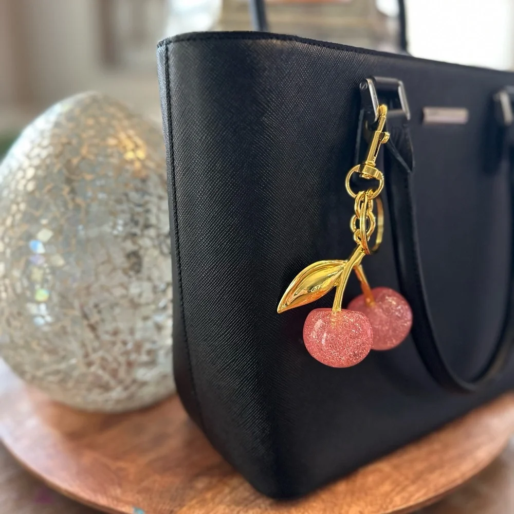 Burberry saffiano leather tote bag with a Cherry Charm - Picture 2 of 13